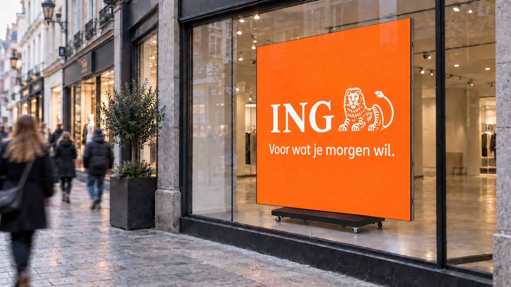 Etalage met een digitaal scherm waarop een commerciële campagne wordt getoond in een winkelstraat.